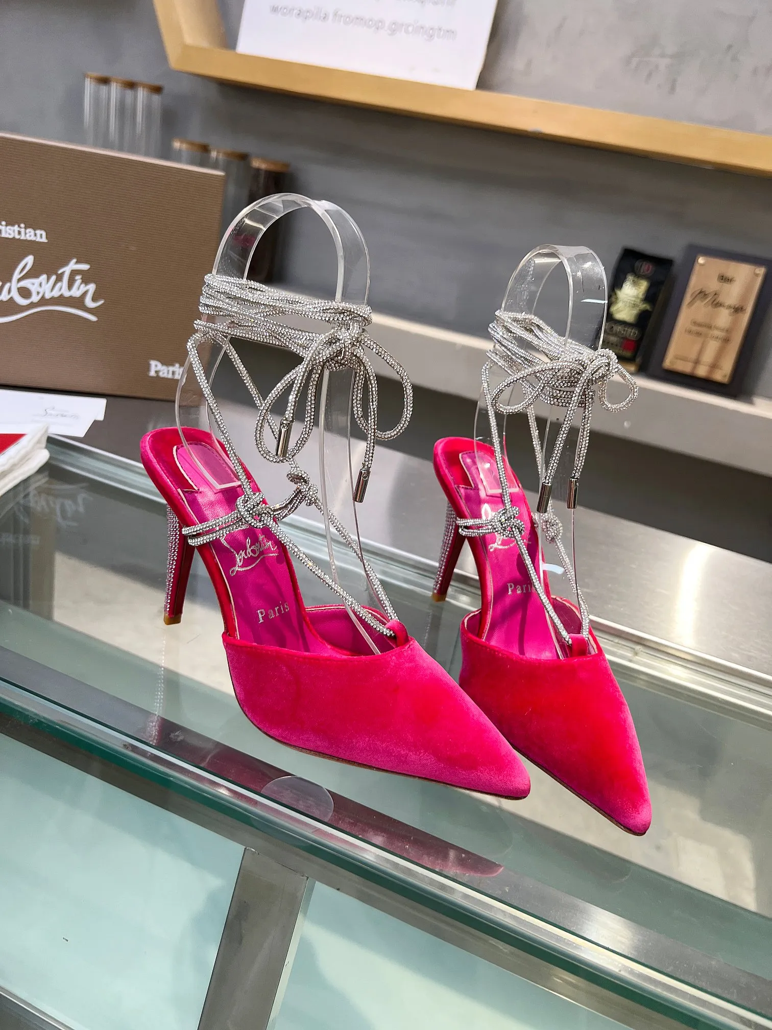 👟👟Ex-factory price 640👟👟 Christian Louboutin CL red-soled shoes‖ Globally limited edition! Blessings from Las Vegas❤ Inspired by the colorful neon of Las Vegas🎆 Handmade, exquisite craftsmanship❗Collectible work❗ Absolutely eye-catching presence🌟 The crystal strap wraps around the ankle and the heel is embellished with Czech diamonds. Sparkling like the stars of the Milky Way, fashionable and avant-garde, very exquisite, too beautiful, too beautiful, too beautiful. Stiletto fashion sandals are simply irresistible to the sexy goddess, releasing invincible femininity. The gorgeous red sole is like the red carpet that the queen walks on when she ascends to the top. The aura is fully activated in every minute, no matter in love or in the workplace, it is extremely attractive and full of femininity! Suitable for all kinds of gatherings 💎 Unbeatable classic, all original one-to-one mold customization 🍳Fabric: original material 🍳Inner: imported soft sheepskin lining feet 🍳Outsole: original genuine leather sole 🍳Heel height: 8.5cm 🍳Color: silver, classic black, pink 🍳Size : 35-39 (40/41/42/43 customized, non-returnable) standard code 🍳Packing: with cloth bag, card